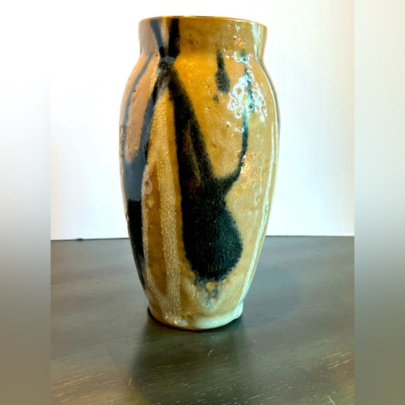 VTG  HAND-THROWN STUDIO POTTERY VASE - BLACK & NATURAL. ARTIST SIGNED - Picture 1 of 5